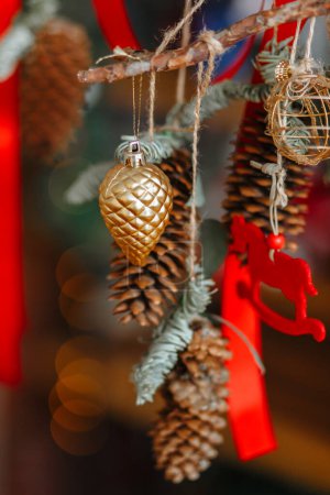 Foto de Adornos navideños en forma de conos de pino - Imagen libre de derechos