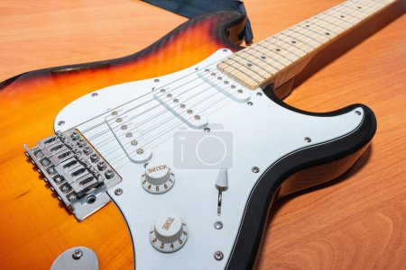 Téléchargez les photos : Une guitare électrique qui repose dans un placard depuis de nombreuses années - en image libre de droit