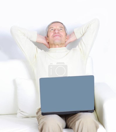 Téléchargez les photos : Homme adulte à la maison se reposant pour un ordinateur portable
. - en image libre de droit