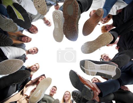 Foto de Vista inferior. jóvenes alegres de pie en un círculo - Imagen libre de derechos