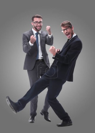 Téléchargez les photos : En pleine croissance. deux jeunes hommes d'affaires heureux dansant - en image libre de droit
