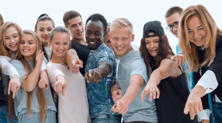 Téléchargez les photos : Groupe de jeunes ensemble pointant quelque chose - en image libre de droit