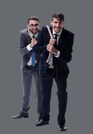 Téléchargez les photos : Sur toute la longueur. deux hommes d'affaires tirant une longue corde. - en image libre de droit