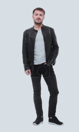 Téléchargez les photos : En pleine croissance. élégant jeune homme en cuir noir veste - en image libre de droit