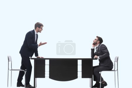 Foto de Vista lateral. colegas de negocios discutiendo algo cerca del escritorio - Imagen libre de derechos