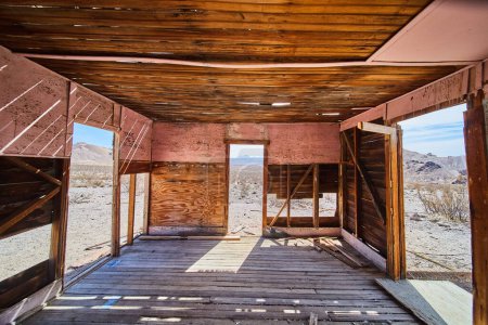 Téléchargez les photos : Chambre en bois abandonnée dans la ville fantôme du désert - en image libre de droit