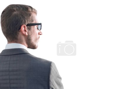 Téléchargez les photos : Vue arrière. homme d'affaires debout près de la fenêtre du bureau - en image libre de droit