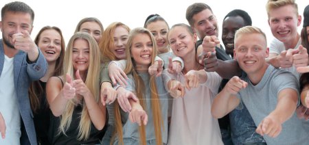 Téléchargez les photos : Groupe de jeunes gens aux vues similaires vous pointant du doigt - en image libre de droit