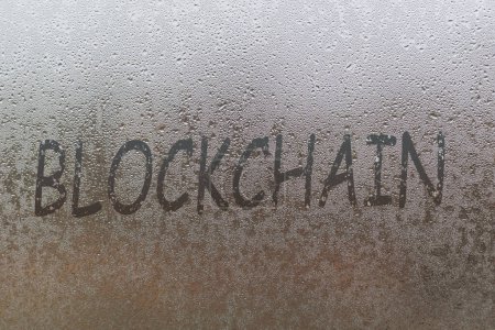 Téléchargez les photos : Blockchain écrit à la main sur verre humide de fenêtre de nuit - en image libre de droit