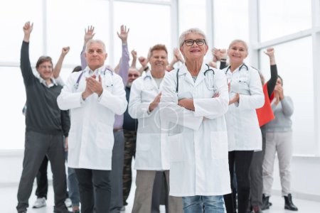 Foto de Médicos y pacientes aplauden. aplaudir y disfrutar del éxito - Imagen libre de derechos