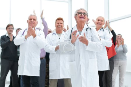 Téléchargez les photos : Médecins et patients applaudissent leurs mains. applaudissez et profitez du succès à l'intérieur - en image libre de droit