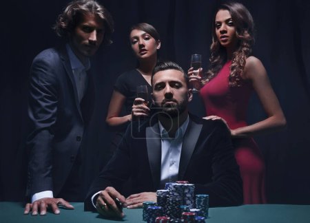 Téléchargez les photos : "Attrayant jeune homme caucasien faire un pari dans le casino
" - en image libre de droit