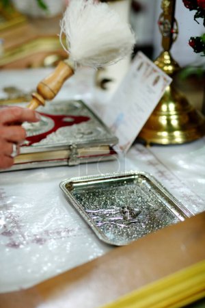 Foto de Sacerdote consagrando anillos de cerca - Imagen libre de derechos