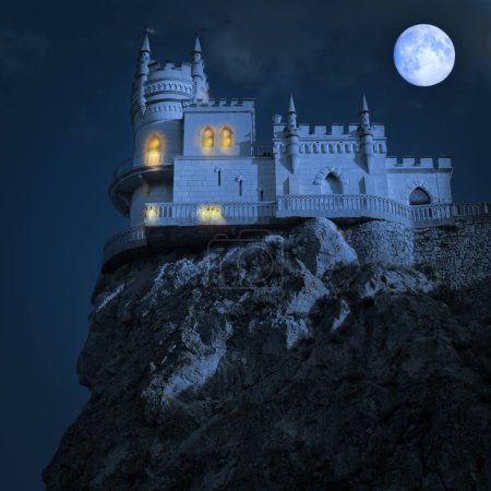 Foto de "Castillo medieval por la noche. El nido de golondrina, la península de Crimea," - Imagen libre de derechos