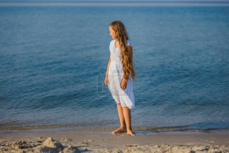 Téléchargez les photos : "fille marche sur la plage" - en image libre de droit