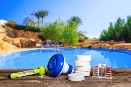 Foto de "Equipos con productos químicos de limpieza y herramientas para el mantenimiento de la piscina
." - Imagen libre de derechos