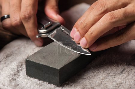Téléchargez les photos : "pocket knife maintenance and sharpening" - en image libre de droit