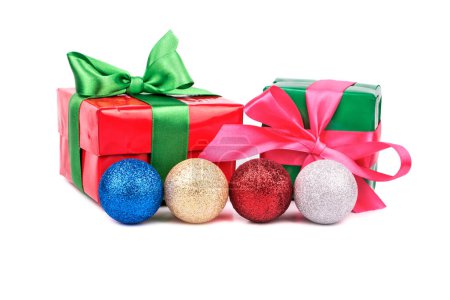 Photo pour "Boules et cadeaux de Noël
" - image libre de droit