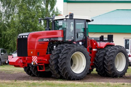 Téléchargez les photos : "Puissant tracteur rouge marque Kirovets, Bachkortostan, Russie - 19 Juin, 2022." - en image libre de droit