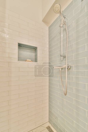 Téléchargez les photos : Cabine de douche dans salle de bain moderne - en image libre de droit