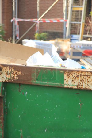 Téléchargez les photos : Benne à ordures chargée de près - en image libre de droit