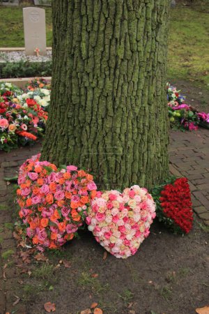 Foto de Corazón en forma de simpatía o flores funerarias - Imagen libre de derechos
