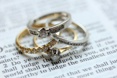 Téléchargez les photos : "Bagues de mariage en diamant sur fond, gros plan - en image libre de droit
