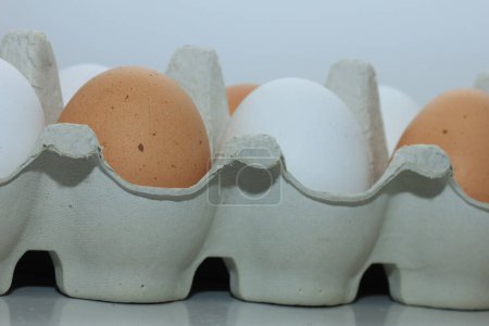 Foto de Huevos en una caja de cartón de cerca - Imagen libre de derechos