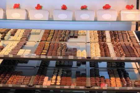 Téléchargez les photos : "Luxurious Chocolates on display" - en image libre de droit