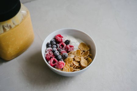 Foto de "Desayuno saludable con bayas, cereales y yogur natural." - Imagen libre de derechos