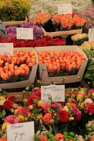 Foto de Flores en varios colores en un mercado - Imagen libre de derechos