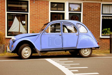 Téléchargez les photos : "une voiture française vintage" - en image libre de droit