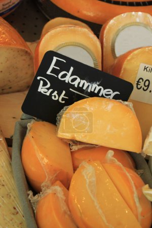 Téléchargez les photos : Fromages traditionnels néerlandais au marché - en image libre de droit