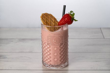 Téléchargez les photos : "smoothie fraise aux fruits naturels" - en image libre de droit