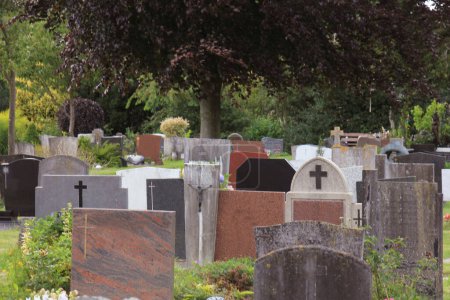 Téléchargez les photos : "Tombes sur un cimetière
" - en image libre de droit