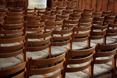 Foto de "Sillas de madera simples en una iglesia reformada holandesa
" - Imagen libre de derechos