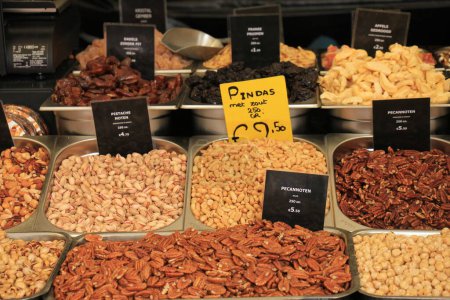 Téléchargez les photos : "Fresh nuts on a market stall" - en image libre de droit