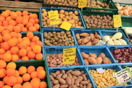 Téléchargez les photos : "Fresh harvested potatoes on a market stall" - en image libre de droit