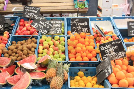 Téléchargez les photos : "Fruits frais sur un étal de marché" - en image libre de droit