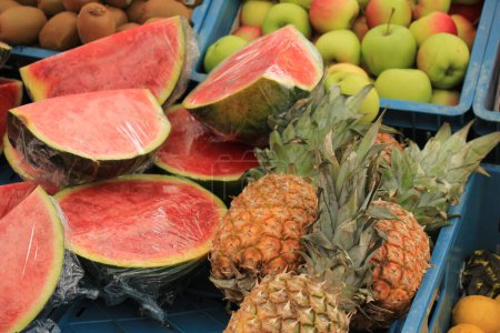 Foto de "frutas frescas en un puesto de mercado" - Imagen libre de derechos
