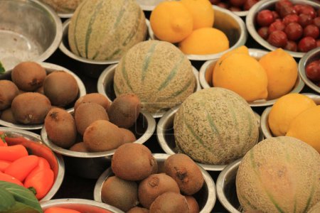 Téléchargez les photos : "fruits frais sur un étal de marché" - en image libre de droit