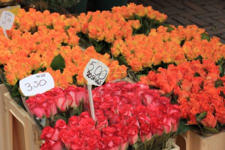 Téléchargez les photos : "Roses in various colors at a market" - en image libre de droit
