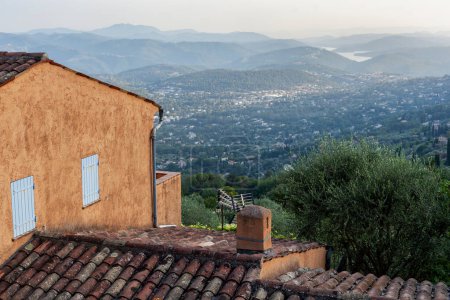 Téléchargez les photos : "Ancienne maison provençale typique avec vue sur la vallée et le lac" - en image libre de droit
