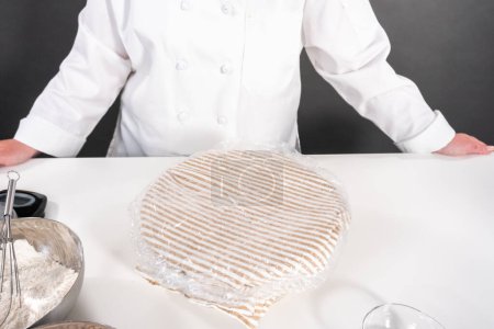 Téléchargez les photos : Chef cuisinier rouleaux de cannelle - en image libre de droit