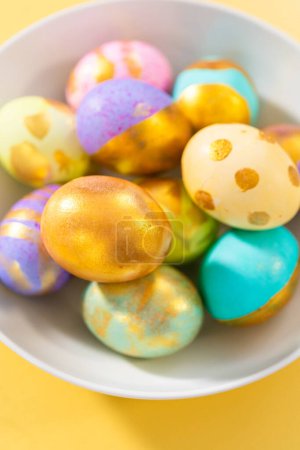 Foto de Huevos de Pascua coloridos en el plato - Imagen libre de derechos