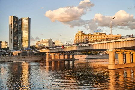 Téléchargez les photos : "Moscow, Russia - 30.07.2022: Novoarbatsky Bridge over the Moskva River in sunlight" - en image libre de droit
