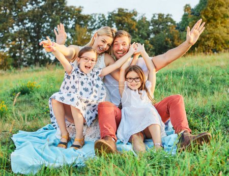 Téléchargez les photos : Famille heureuse de quatre personnes qui s'amusent ensemble - en image libre de droit