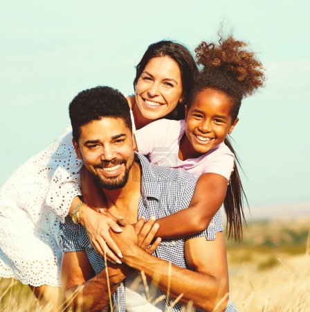 Téléchargez les photos : Famille heureuse dans le parc - en image libre de droit