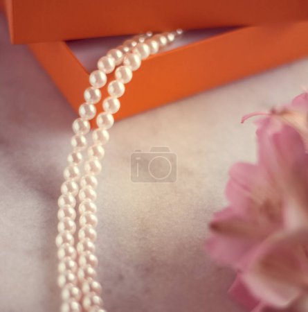 Téléchargez les photos : Alliances et perles de mariage - en image libre de droit
