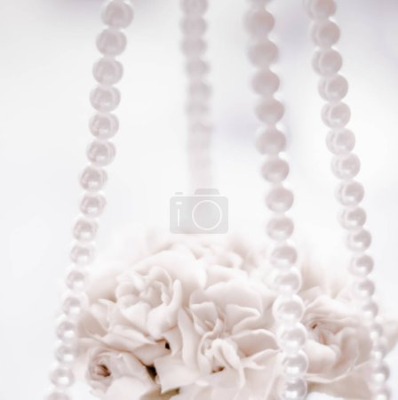 Foto de Flores y perlas sobre fondo, de cerca - Imagen libre de derechos